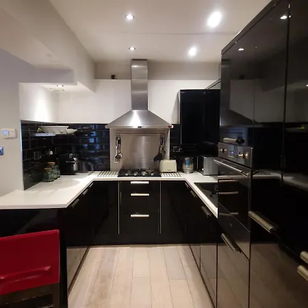 Apartment Large 2 Bed Flat With Stylish Spacious Living And Dinning Area, With A Fully Equiped Open Plan Kitchen *