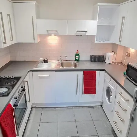 Two Bedroom Flat On Blenheim Centre Apartment