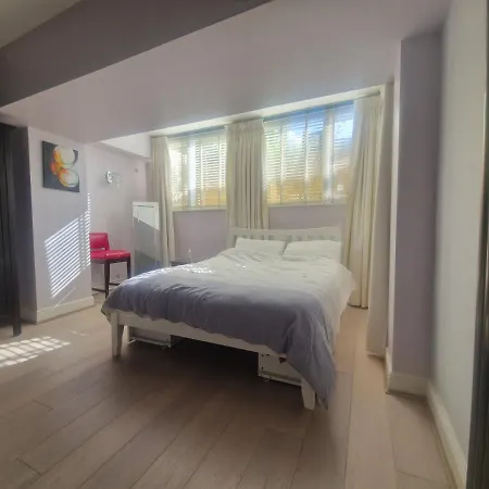 Apartment Large 2 Bed Flat With Stylish Spacious Living And Dinning Area, With A Fully Equiped Open Plan Kitchen *