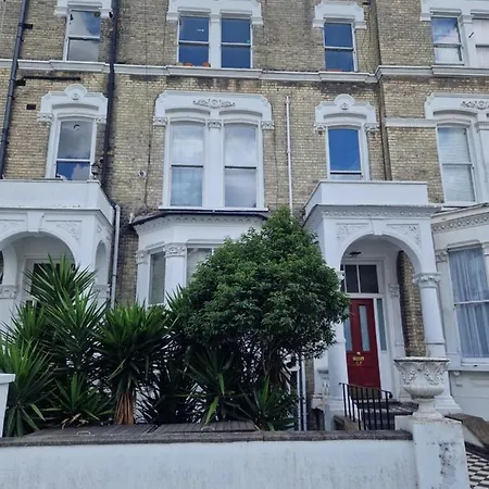 Large 2 Bed Flat With Stylish Spacious Living And Dinning Area, With A Fully Equiped Open Plan Kitchen * London