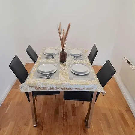 Two Bedroom Flat On Blenheim Centre Apartment