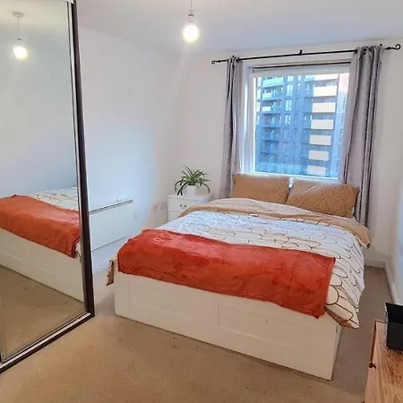 Two Bedroom Flat On Blenheim Centre *