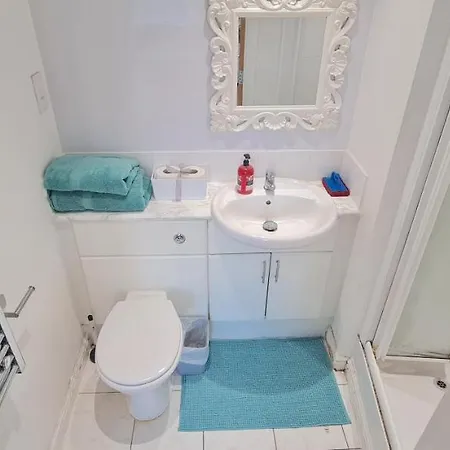 Apartment Two Bedroom Flat On Blenheim Centre