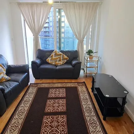 Two Bedroom Flat On Blenheim Centre *