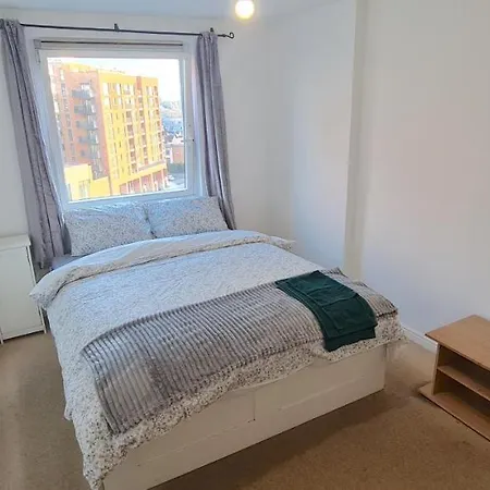 Two Bedroom Flat On Blenheim Centre *
