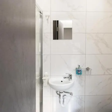 Guest house Ub2 - Heathrow London Southall