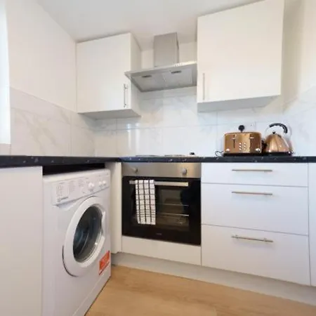 Ub2 - Heathrow London Guest house *