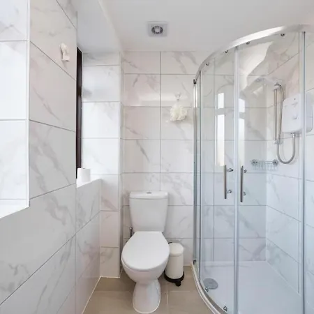 Ub2 - Heathrow London Guest house