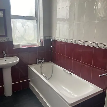 Homely 3 Bedroom Ground Floor Flat * London
