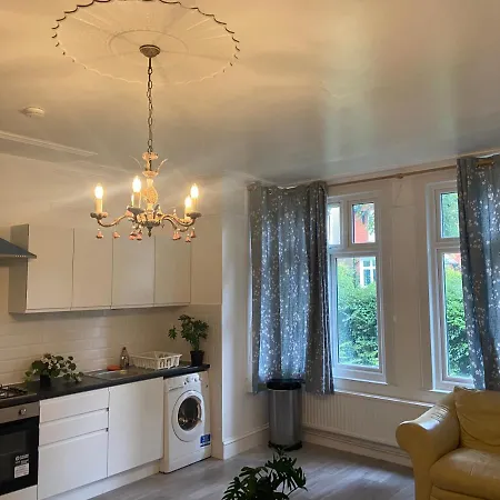 Apartment Homely 3 Bedroom Ground Floor Flat London