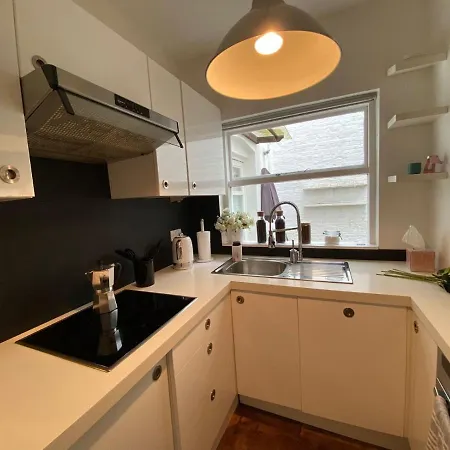Paddington Garden Retreat: Business-friendly Flat Apartment