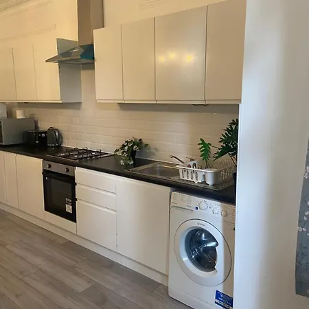 Homely 3 Bedroom Ground Floor Flat * London
