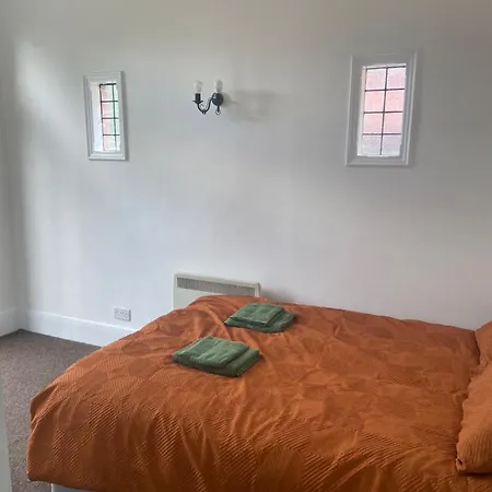 Apartment Homely 3 Bedroom Ground Floor Flat *
