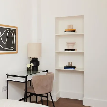 The Ravenscourt Park Escape - Bright 2bdr Flat * London