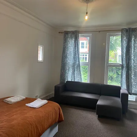 Homely 3 Bedroom Ground Floor Flat Apartment *