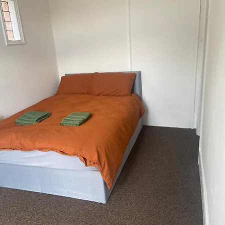 Homely 3 Bedroom Ground Floor Flat Apartment *