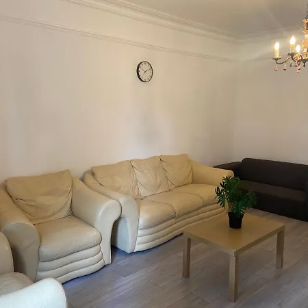 Homely 3 Bedroom Ground Floor Flat * London