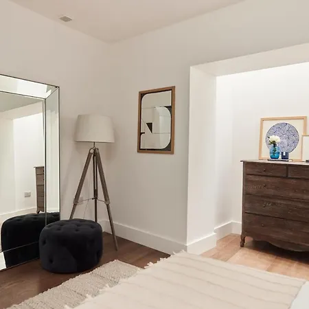 The Ravenscourt Park Escape - Bright 2bdr Flat
