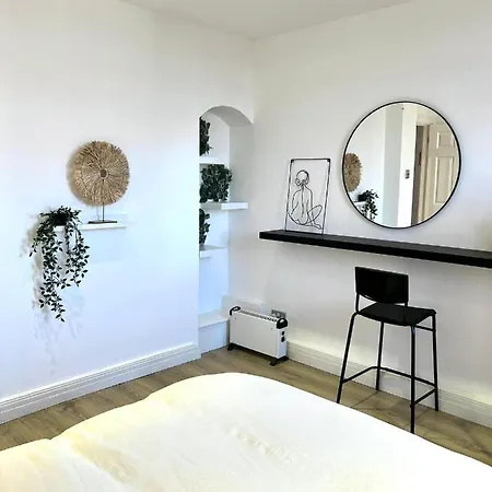 Bright & Spacious 1 Bed Steps From Hyde Park
