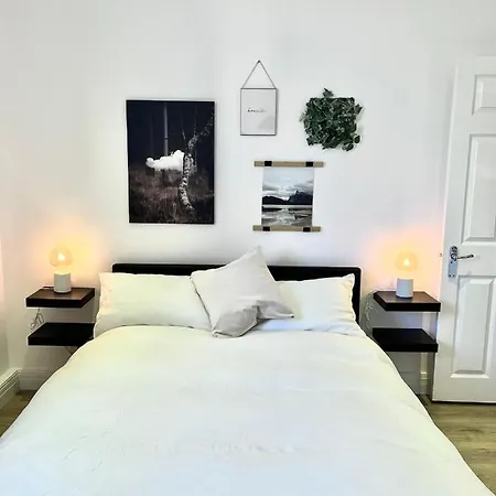 Bright & Spacious 1 Bed Steps From Hyde Park