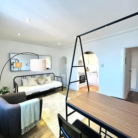 Bright & Spacious 1 Bed Steps From Hyde Park Apartment London