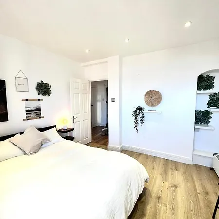 Bright & Spacious 1 Bed Steps From Hyde Park