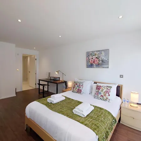 Fully Serviced Two Bed By Excel & O2 *