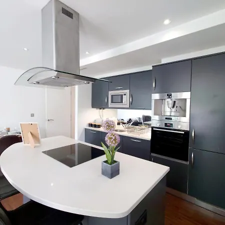Fully Serviced Two Bed By Excel & O2 *