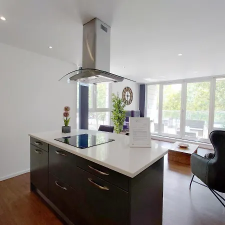 Fully Serviced Two Bed By Excel & O2 *