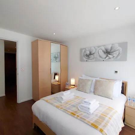 Fully Serviced Two Bed By Excel & O2 * London
