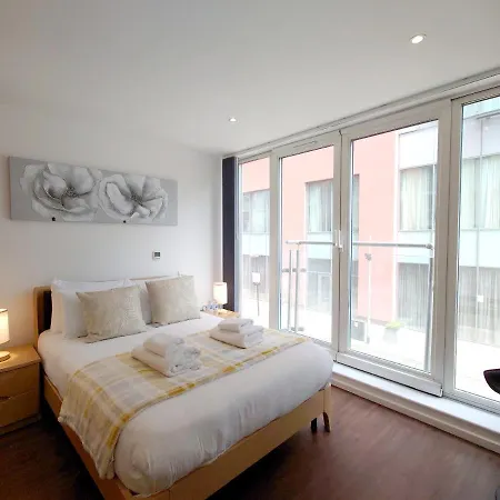 Fully Serviced Two Bed By Excel & O2 Apartment *