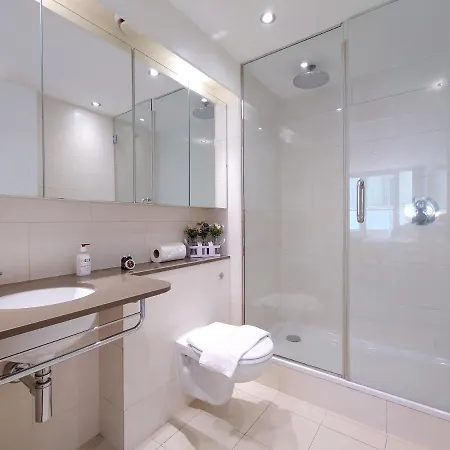 Fully Serviced Two Bed By Excel & O2 *