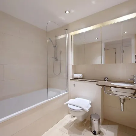 Fully Serviced Two Bed By Excel & O2