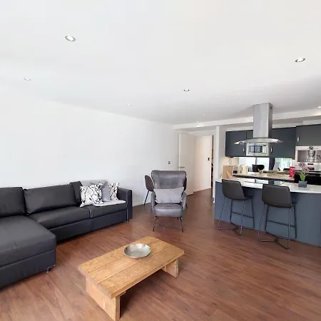 Fully Serviced Two Bed By Excel & O2 *