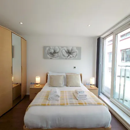 Fully Serviced Two Bed By Excel & O2 Apartment