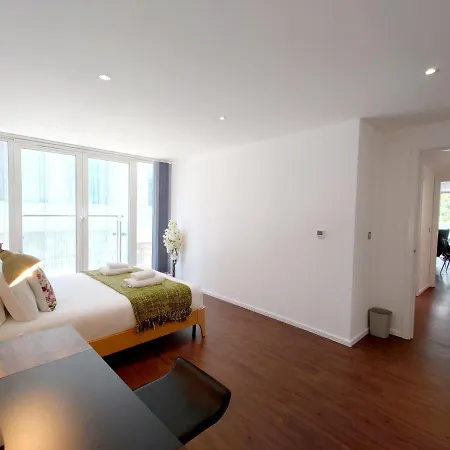 Fully Serviced Two Bed By Excel & O2