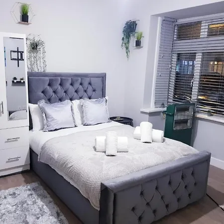 Suites - Cr4 London Guest house *