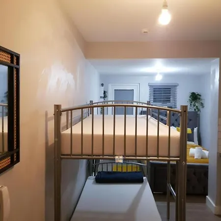 Suites - Cr4 London * Mitcham