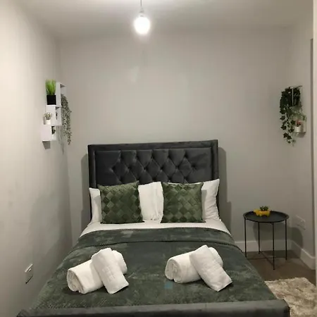 Suites - Cr4 London * Mitcham
