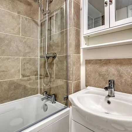 Hidden Gem In Battersea W/ Free Parking Apartment London