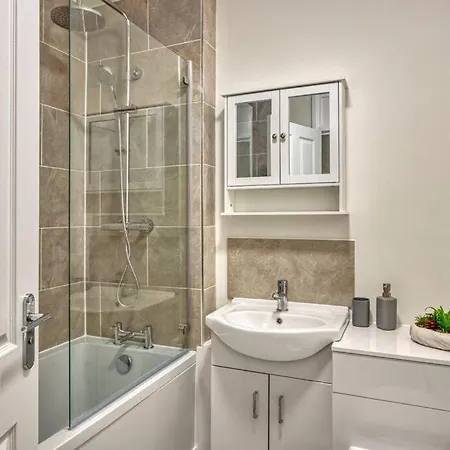 Hidden Gem In Battersea W/ Free Parking Apartment London