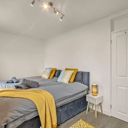 Hidden Gem In Battersea W/ Free Parking Apartment