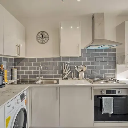 Apartment Hidden Gem In Battersea W/ Free Parking *