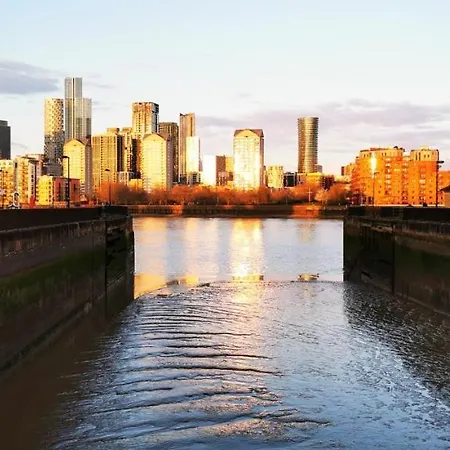 Stunning Massive Bedroom +direct Thames River View *