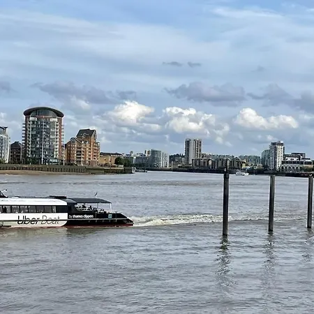 Stunning Massive Bedroom +direct Thames River View Homestay London