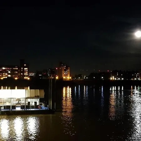 Stunning Massive Bedroom +direct Thames River View Homestay