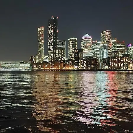 Stunning Massive Bedroom +direct Thames River View *