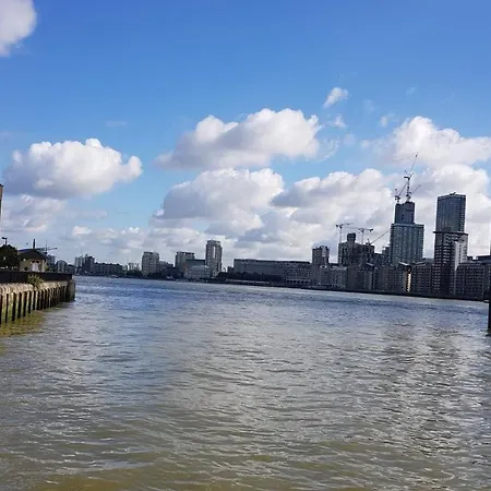 Stunning Massive Bedroom +direct Thames River View *