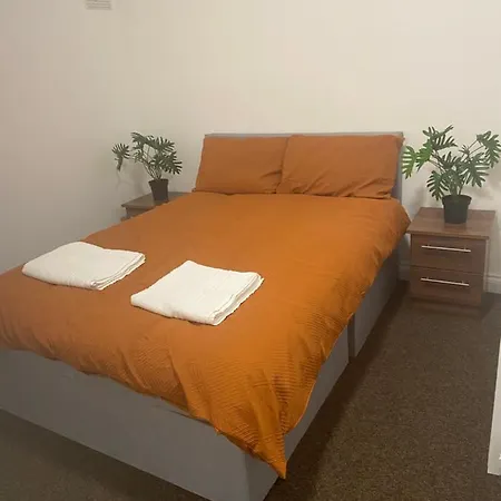 Homely 3 Bedroom Ground Floor Flat Apartment *