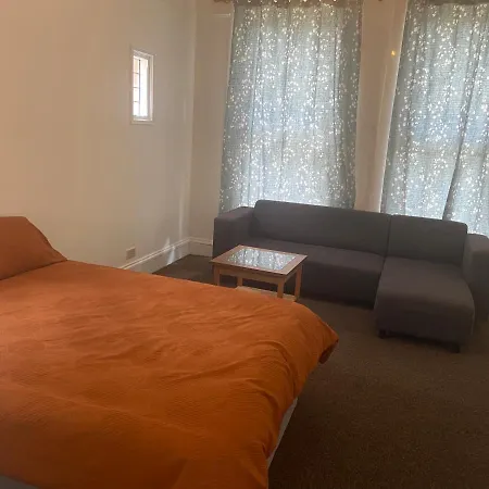 Apartment Homely 3 Bedroom Ground Floor Flat *
